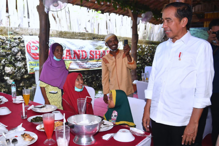 Saat makan siang bersama rombongan, berbeda dari biasanya, Presiden mengajak beberapa warga yang berkumpul di depan rumah makan untuk ikut serta.