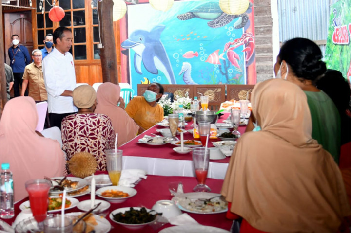 Sutarti, salah satu masyarakat yang saat itu dapat kesempatan diajak makan oleh Presiden mengaku senang dan tidak menyangka. “Senang saya ketemu sama Pak Jokowi, bahagia Pak, enggak mimpi bisa ketemu sama orang nomor satu di Indonesia,” cerita Sutarti.