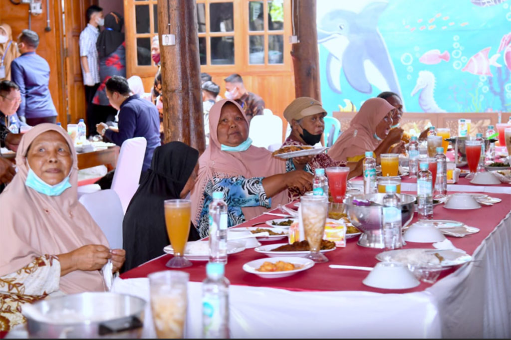 Presiden Jokowi juga menghampiri meja tempat mereka makan dan menyapanya. “Gimana sudah pada makan belum?”, ucap Presiden. “Sudah pak,” jawab masyarakat serentak.