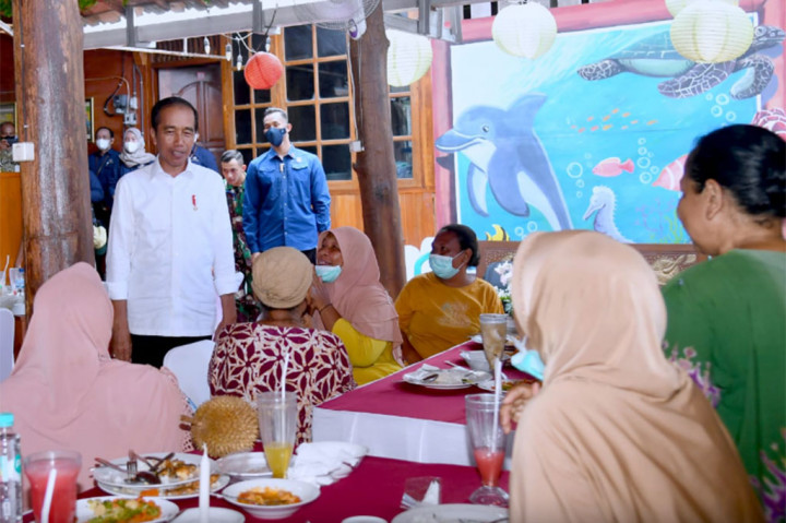 Warga lainnya, Siti Mariyatun juga merasakan hal yang sama. Dirinya bersama kedua anaknya yang tengah menanti bertemu dengan Presiden sejak pagi, merasa senang bisa diajak makan siang oleh Presiden. “Enggak bisa berkata-kata lagi. Pokoknya senang banget bisa ketemu Pak Jokowi secara langsung, seperti mimpi,” lanjutnya.