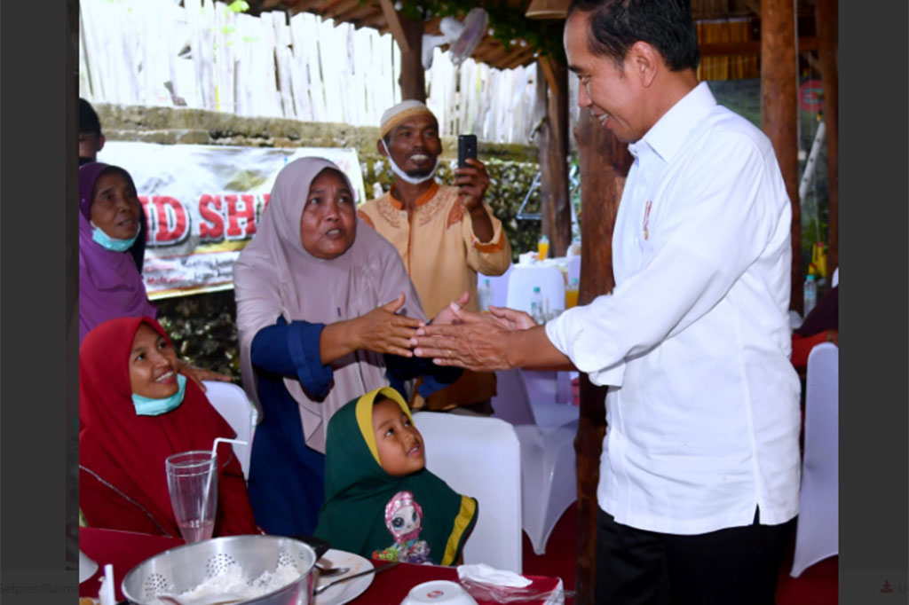 Setiap kali Presiden Joko Widodo berkunjung ke suatu daerah, selalu ada cerita bagi masyarakat sekitar di sana. Seperti dalam kunjungan Presiden ke Kecamatan Randublatung, Kabupaten Blora, Provinsi Jawa Tengah, pada Jumat, 10 Maret 2023.
