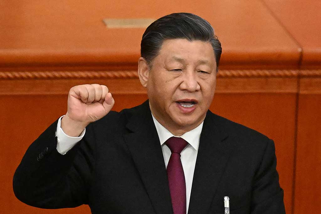 Presiden Tiongkok Xi Jinping mengangkat tangganya saat bersumpah setelah terpilih kembali sebagai presiden untuk masa jabatan ketiga dalam sesi pleno ketiga Kongres Rakyat Nasional (NPC) di Aula Besar Rakyat di Beijing, Tiongkok, Jumat, 10 Maret 2023.