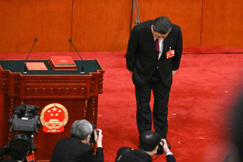 Tidak ada yang menentangnya atau abstain dalam voting tersebut. Setelah hasil diumumkan, tepuk tangan meriah terdengar selama hampir 1 menit. Xi membungkuk kepada hadirin dan berjabat tangan dengan Li Zhanshu, Ketua Parlemen, dan Li Qiang yang berada di peringkat kedua dalam hierarki Partai Komunis Tiongkok (CPC).