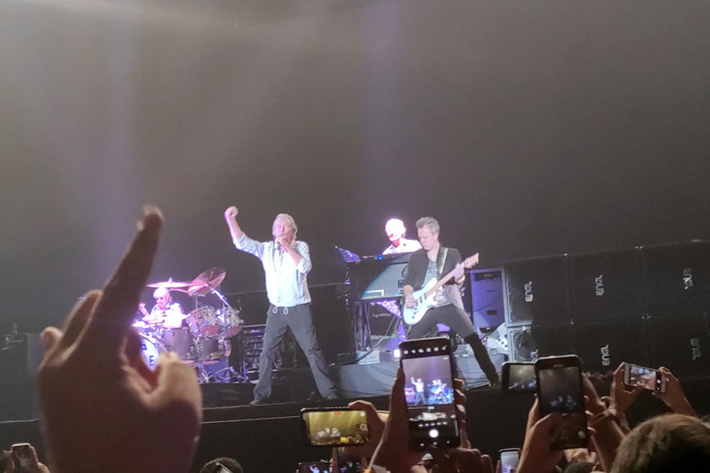 Penampilan Deep Purple dalam konser 'Deep Purple World Tour 2023' di Edutorium UMS, Solo, Jawa Tengah, Jumat, 10 Maret 2023 malam. Grup musik hard rock asal Inggris Deep Purple menggelar konser di Solo dengan band pembuka God Bless.