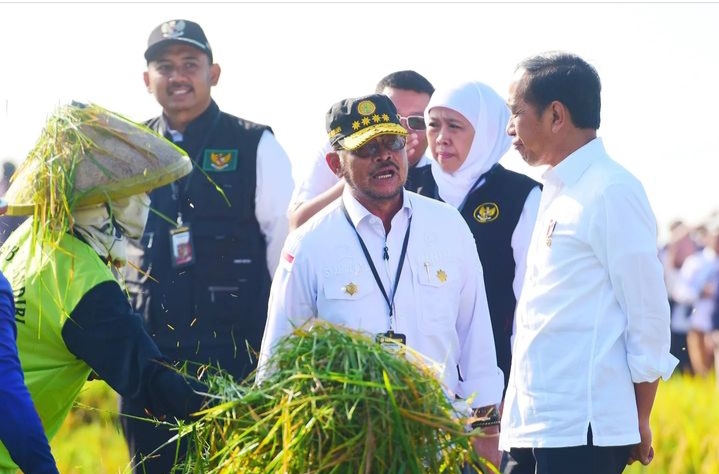Namun terdapat hal yang paling penting menurut Presiden dalam kesempatan itu, yakni harga gabah agar tidak jatuh di saat panen raya. 