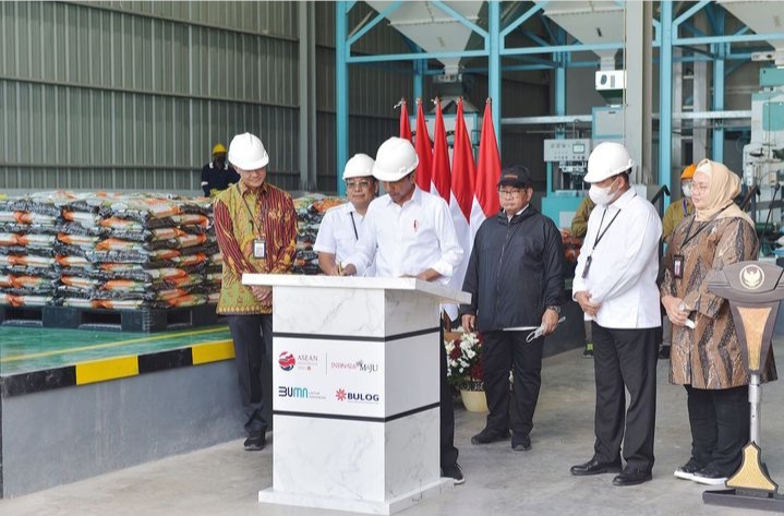 Presiden Joko Widodo (Jokowi) meresmikan Sentra Penggilingan Padi Modern atau Modern Rice Milling Plant (MRMP) milik Perum Bulog di Desa Karangmalang, Kecamatan Masaran, Kabupaten Sragen, Jawa Tengah, Sabtu, 11 Maret 2023.