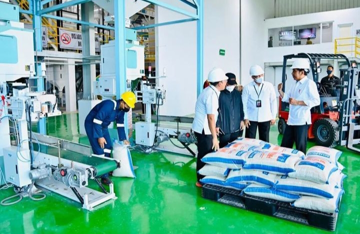 Menurut Presiden menjaga keseimbangan harga ini, tidak gampang. Untuk itu, Presiden memerintahkan Bulog untuk siap menyerap dengan angka 2,4 juta ton beras sehingga akan membawa stabilitas harga lebih baik.