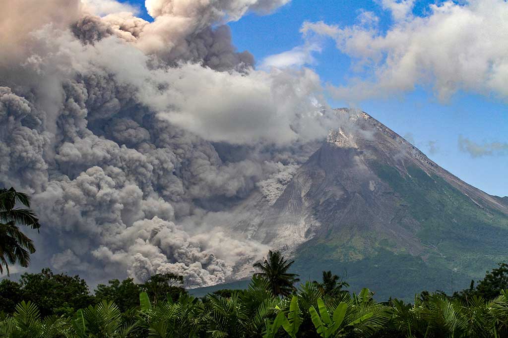 Gunung Merapi di perbatasan Provinsi Jawa Tengah dan Daerah Istimewa Yogyakarta (DIY) erupsi pada Sabtu, 11 Maret 2023. Merapi meluncurkan awan panas guguran ke arah Kali Bebeng atau Kali Krasak.
