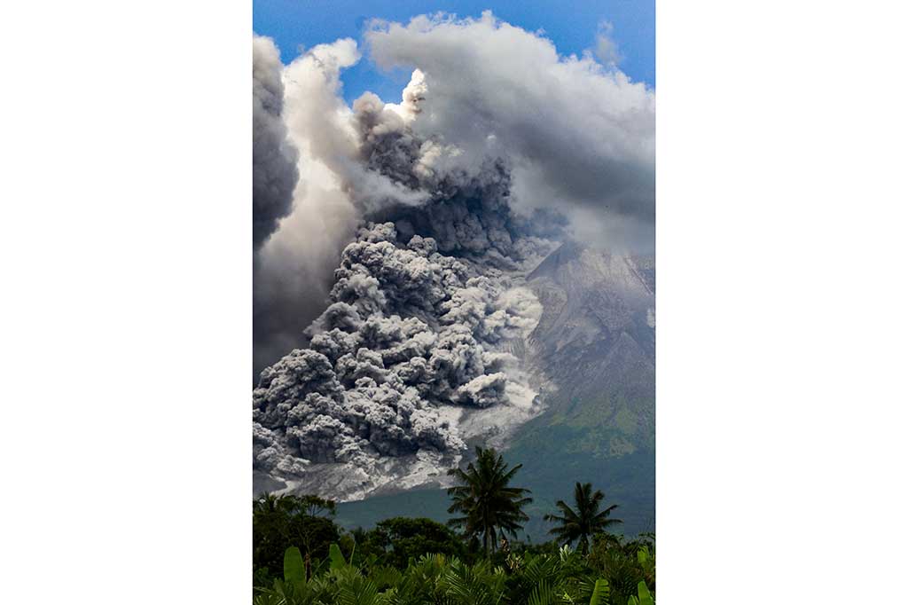Erupsi Merapi juga membaut sebagian wilayah Kabupaten Magelang, Jawa TEngah terdampak hujan abu. Petugas Pemantau Gunung Merapi Pos Babadan Yulianto di Magelang, mengatakan hujan abu ini tidak mengganggu aktivitas masyarakat. 