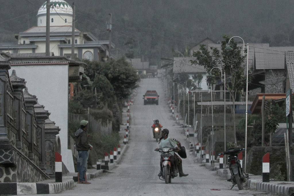 Petugas Pemantau Gunung Merapi Pos Babadan Yulianto mengatakan sejumlah desa yang telah melaporkan terjadi hujan abu, antara lain Paten, Keningar, Mangunsuko, Dukun, dan Sengi.