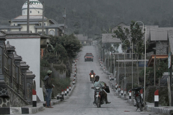 Petugas Pemantau Gunung Merapi Pos Babadan Yulianto mengatakan sejumlah desa yang telah melaporkan terjadi hujan abu, antara lain Paten, Keningar, Mangunsuko, Dukun, dan Sengi.