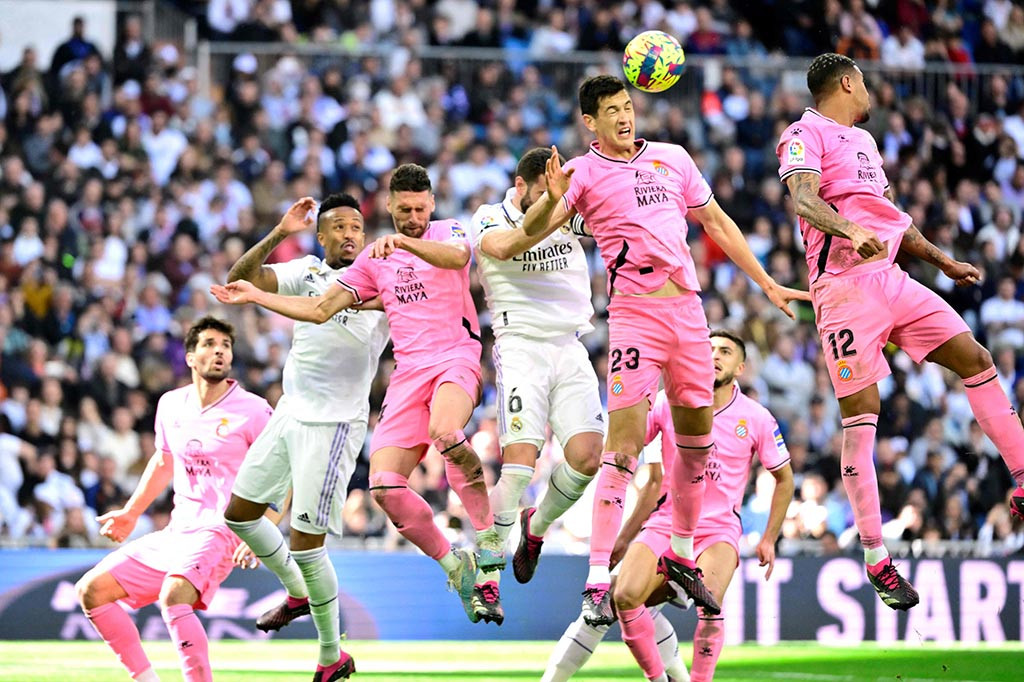 Meski bermain sebagai tim tamu, Espanyol justru bisa membobol gawang Real Madrid hanya dalam waktu delapan menit. Ruben Sanches berhasil melewati Camavinga di sisi kanan dan melepaskan umpan silang ke kotak penalti yang dituntaskan dengan tendangan voli Jose Luis ke gawang Thibaut Courtois. Real Madrid tertinggal 0-1.