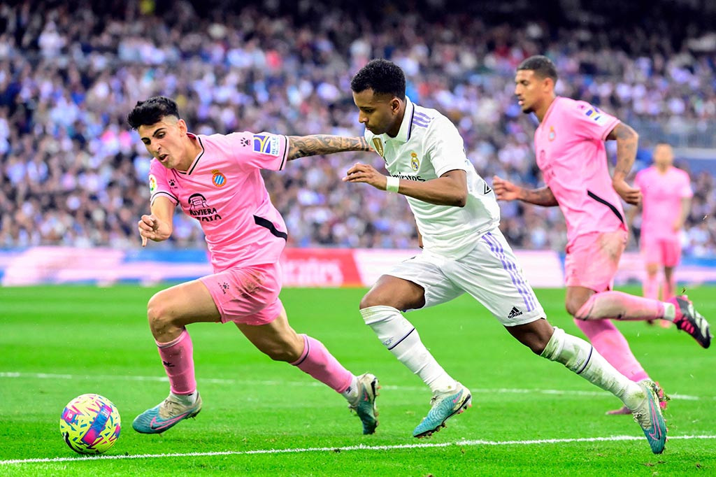 Real Madrid terus menempel Barcelona dalam perburuan gelar juara setelah menang 3-1 atas Espanyol dalam pertandingan Liga Spanyol pekan ke-26 di Santiago Bernabeu pada Sabtu, 11 Maret 2023 malam WIB.