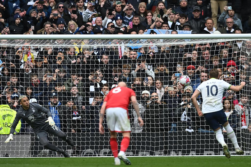 Harry Kane yang maju sebagai algojo sukses melaksanakan tugasnya usai tendangan kerasnya ke tengah gawang gagal dibaca oleh Navas sehingga skor berubah menjadi 2-0 pada menit ke-35.