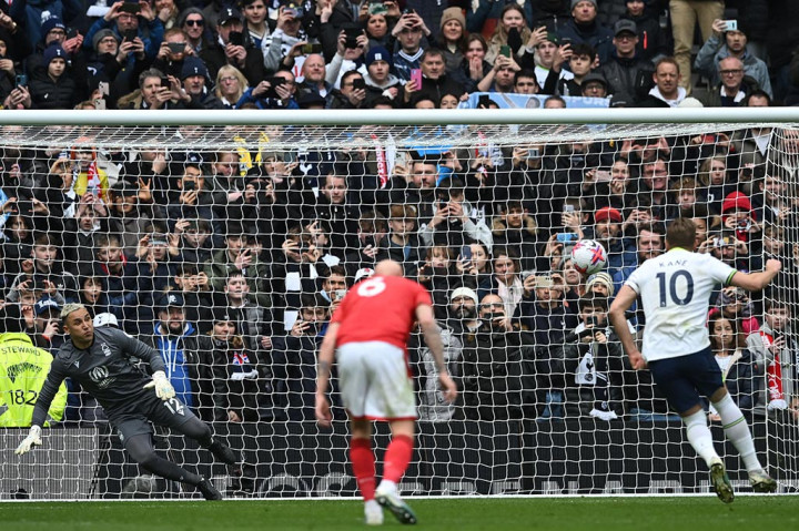 Harry Kane yang maju sebagai algojo sukses melaksanakan tugasnya usai tendangan kerasnya ke tengah gawang gagal dibaca oleh Navas sehingga skor berubah menjadi 2-0 pada menit ke-35.