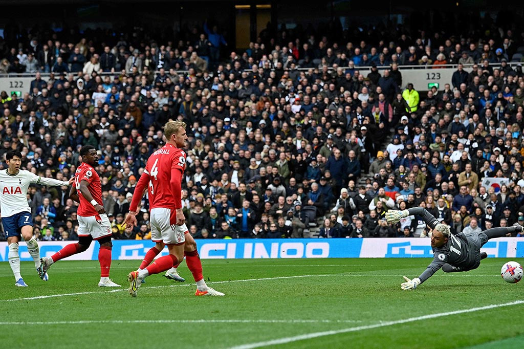 Tim tuan rumah mampu menambah keunggulan menjadi 3-0 ketika Son Heung-min melepaskan tendangan terukur yang tak mampu dijangkau oleh Navas pada menit ke-62.
