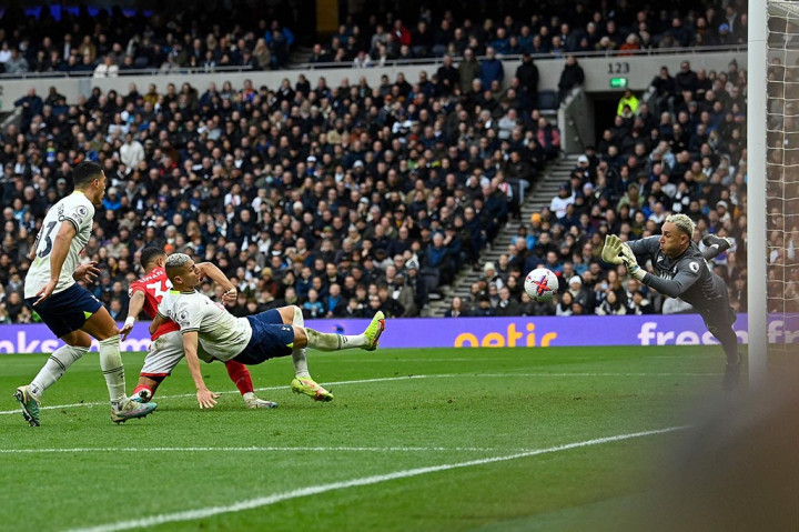 Berawal dari umpan silang Pedro Porro di kotak penalti Nottingham Forest, Kane mampu menanduk bola yang mengoyak jala gawang dari Keylor Navas sehingga skor berubah menjadi 1-0.