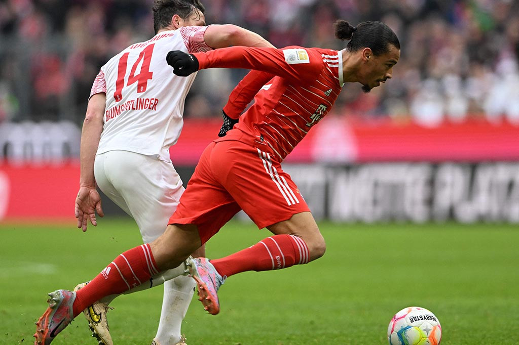 Skuad asuhan Julian Nagelsmann mampu menambah keunggulan menjadi 3-1 pada menit ke-35 ketika tendangan keras dari Pavard menghujam sisi pojok kiri bawah gawang dari Augsburg.