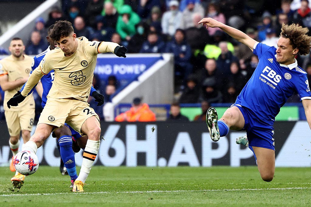 Saat babak pertama akan berakhir, Chelsea bisa kembali memimpin lewat tendangan Kai Havertz yang memanfaatkan umpan cungkil Enzo Fernandez ke kotak penalti Leicester. Babak pertama berakhir dengan skor 2-1.