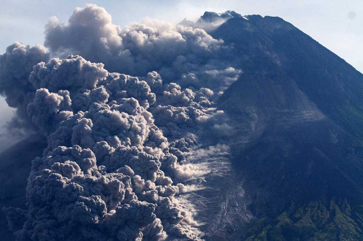 Balai Penyelidikan dan Pengembangan Teknologi Kebencanaan Geologi (BPPTKG) menyebutkan Gunung Merapi di perbatasan Daerah Istimewa Yogyakarta dan Jawa Tengah, Minggu, 12 Maret 2023, kembali mengeluarkan awan panas guguran ke arah barat daya.