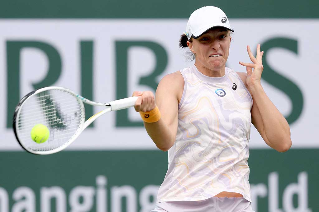 Liu maupun kondisi berangin di Stadium Court menyusahkan Iga Swiatek, yang berusaha menjadi petenis putri kedua -- setelah Martina Navratilova pada 1990-91 -- yang berhasil mempertahankan gelarnya di turnamen WTA dan ATP Masters 1000 itu.