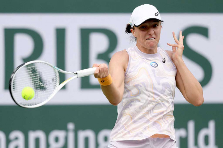 Liu maupun kondisi berangin di Stadium Court menyusahkan Iga Swiatek, yang berusaha menjadi petenis putri kedua -- setelah Martina Navratilova pada 1990-91 -- yang berhasil mempertahankan gelarnya di turnamen WTA dan ATP Masters 1000 itu.