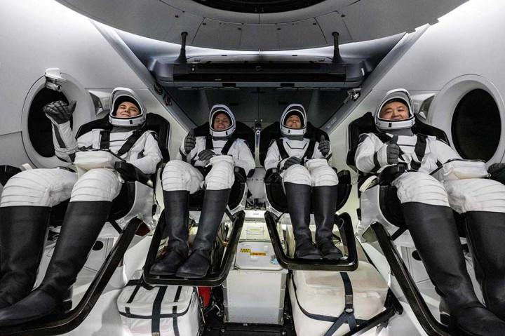 Kapsul SpaceX 'Endurance' yang membawa Koichi Wakata dari Jepang, kosmonot Rusia Anna Kikina, dan astronot NASA Nicole Mann dan Josh Cassada itu mendarat sekitar pukul 21:00 (0200 GMT) di lepas pantai barat Florida.