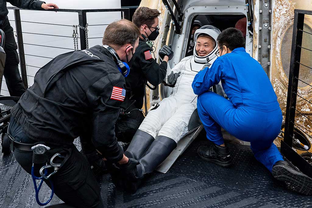 Sebelum meninggalkan ISS, Crew-5 bertemu dengan anggota misi penerus Crew-6, yang diluncurkan pada 1 Maret dari Cape Canaveral.