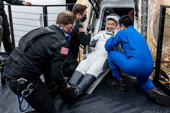 Sebelum meninggalkan ISS, Crew-5 bertemu dengan anggota misi penerus Crew-6, yang diluncurkan pada 1 Maret dari Cape Canaveral.