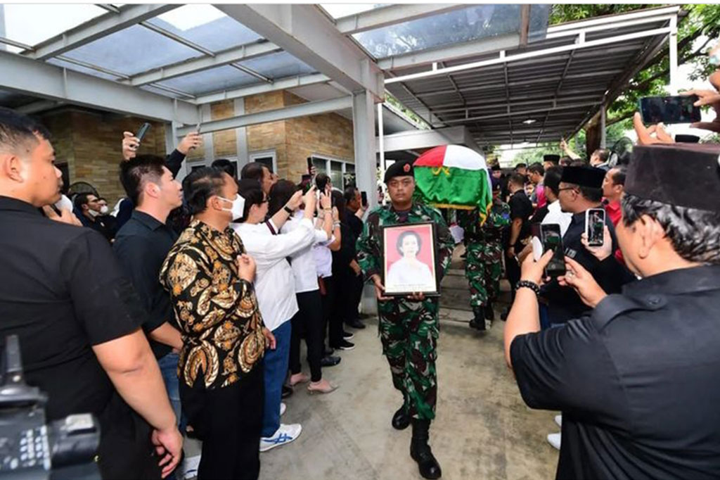 Presiden Joko Widodo (Jokowi) melepas keberangkatan jenazah istri Kepala Staf Presiden (KSP) Moeldoko, Koesni Harningsih, dari rumah duka untuk dimakamkan di Taman Makam Pahlawan Bahagia TNI, Pondok Aren, Tangerang Selatan, Minggu, 12 Maret 2023.