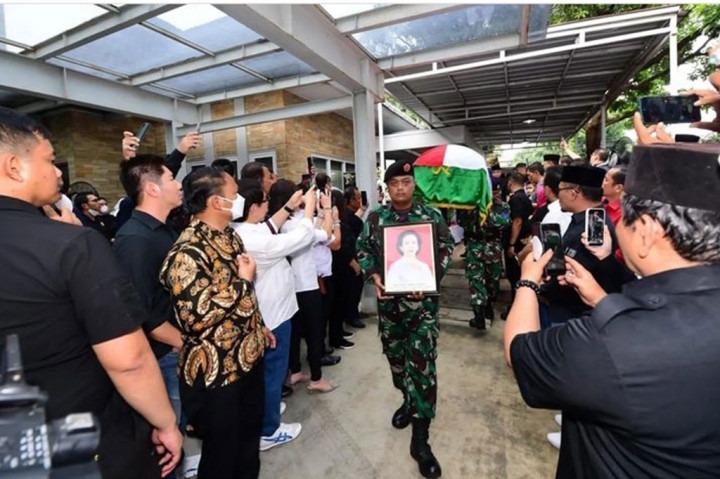 Presiden Joko Widodo (Jokowi) melepas keberangkatan jenazah istri Kepala Staf Presiden (KSP) Moeldoko, Koesni Harningsih, dari rumah duka untuk dimakamkan di Taman Makam Pahlawan Bahagia TNI, Pondok Aren, Tangerang Selatan, Minggu, 12 Maret 2023.