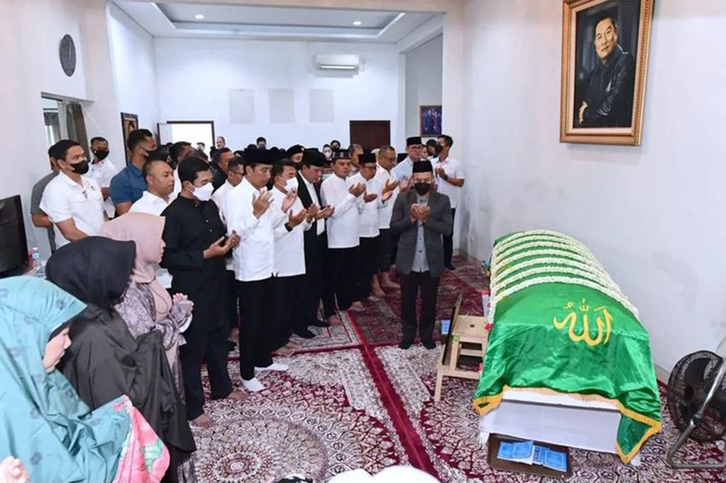 Presiden bersama Ibu Negara Iriana, melepas jenazah yang berangkat dari rumah duka di di Jalan Terusan Lembang No.D54, Menteng, Jakarta Pusat, pukul 12.40 WIB.