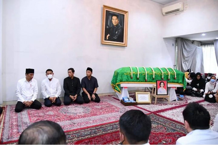 Presiden juga melakukan salat jenazah bersama pelayat lainnya untuk mendiang Koesni Harningsih dan berdoa agar almarhumah diterima di sisi Tuhan Yang Maha Esa.