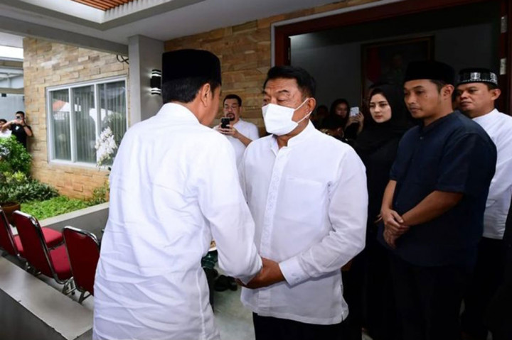 Sebelumnya, Presiden bersama Ibu Iriana tiba di rumah duka sekitar pukul 11.50 WIB. Presiden dan Iriana bertemu dengan Moeldoko untuk berbincang-bincang dan mendoakan agar keluarga yang ditinggalkan diberikan ketabahan serta kesabaran.