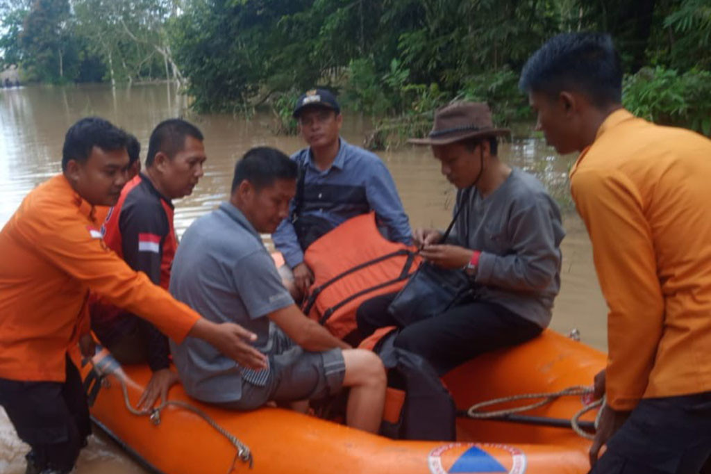 Banjir di Musi Rawas hingga kini tak kunjung surut. Dengan hujan berintensitas lebat yang masih berlangsung seaat ini membuat banjir makin meluas.