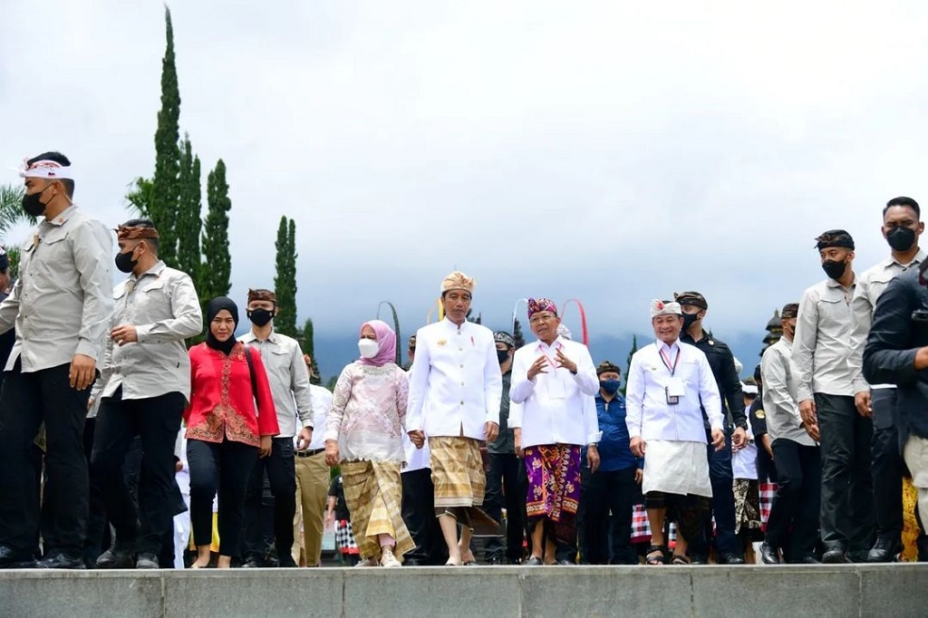 Presiden dan Ibu Iriana  berjalan mengelilingi kawasan tersebut untuk meninjau sejumlah infrastruktur pendukung yang telah dibangun di kawasan Suci Pura Agung Besakih.