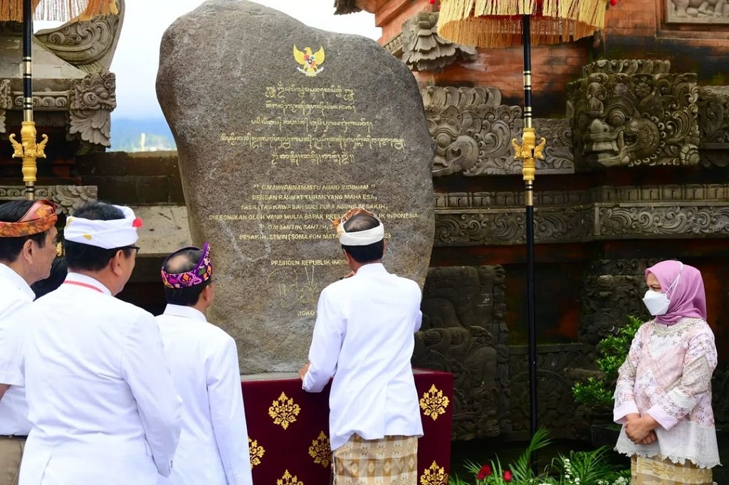Presiden Joko Widodo dan Ibu Iriana Jokowi meresmikan fasilitas Kawasan Suci Pura Agung Besakih, Kabupaten Karangasem, Bali, Senin, 13 Maret 2023.