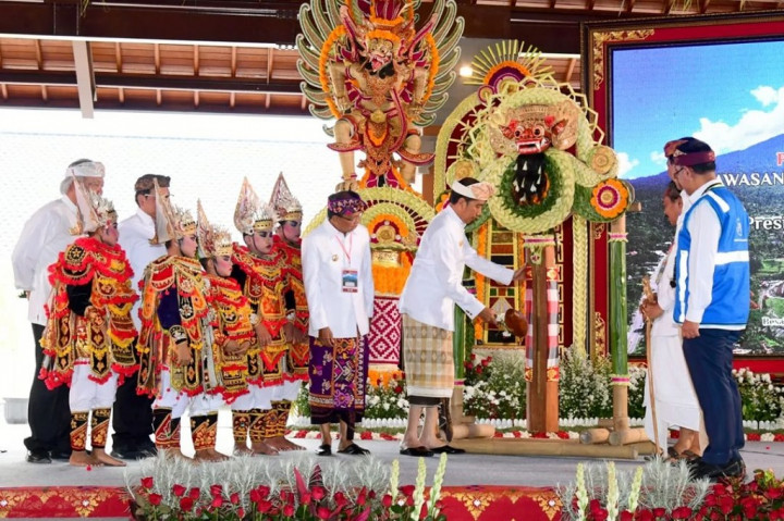 Dalam sambutannya, Presiden Jokowi meminta agar berbagai fasilitas hasil penataan kawasan Pura Agung Besakih dikelola dengan baik dan profesional.