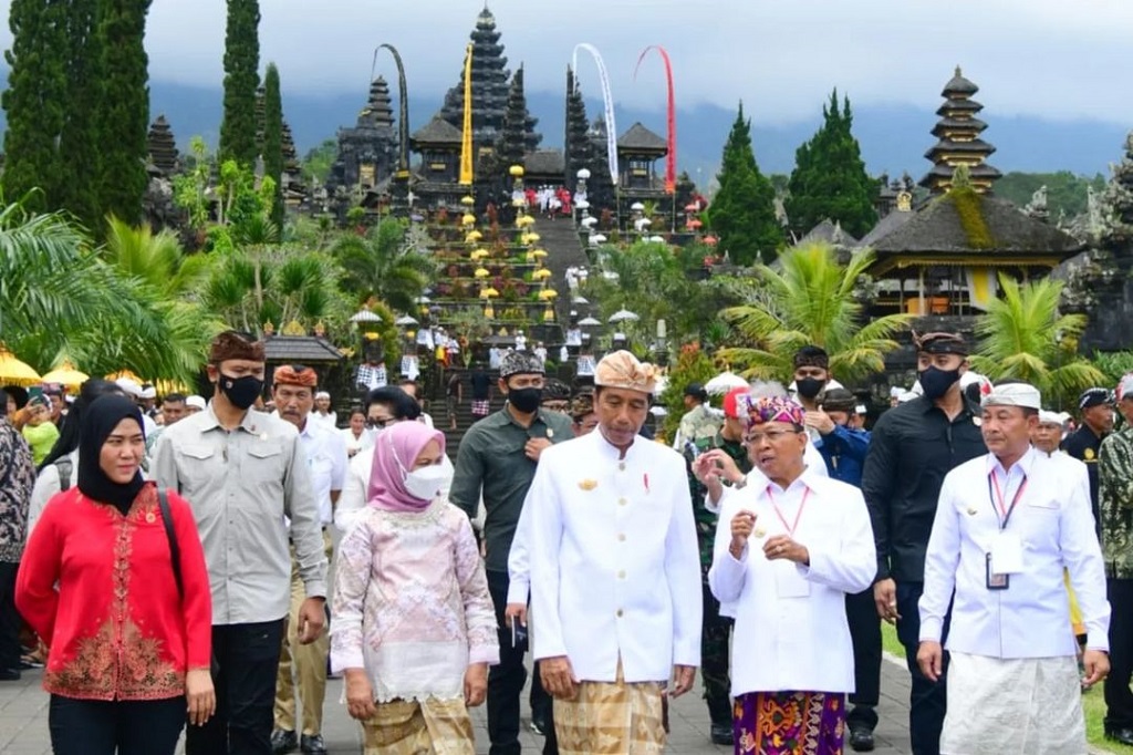 Usai peresmian, Presiden Jokowi bersama Ibu Iriana meninjau penataan fasilias kawasan Pura Agung Besakih.