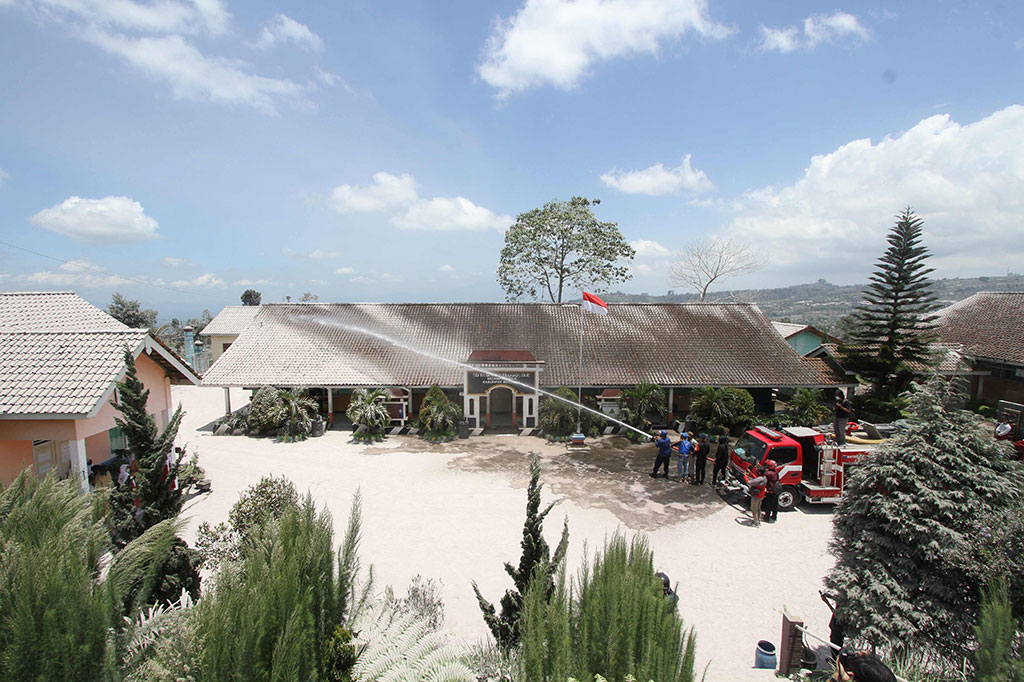 Petugas dari beberapa instansi pada Senin, 13 Maret 2023, dikerahkan untuk membersihkan lingkungan sekolah yang terdampak hujan abu Gunung Merapi, di Desa Tlogolele, Kecamatan Selo, Kabupaten Boyolali, Provinsi Jawa Tengah.