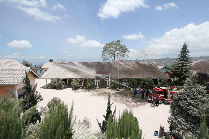 Petugas dari beberapa instansi pada Senin, 13 Maret 2023, dikerahkan untuk membersihkan lingkungan sekolah yang terdampak hujan abu Gunung Merapi, di Desa Tlogolele, Kecamatan Selo, Kabupaten Boyolali, Provinsi Jawa Tengah.