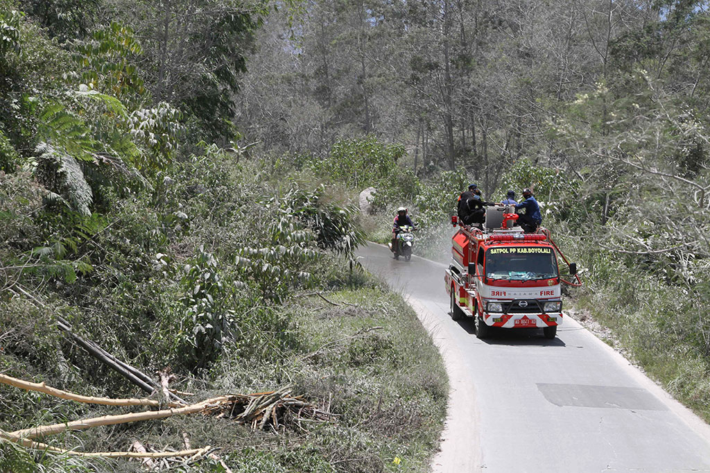 Kegiatan pembersihan lingkungan yang terdampak hujan abu vulkanik akibat erupsi Gunung Merapi di perbatasan Daerah Istimewa Yogyakarta dan Jawa Tengah antara lain dilakukan di SD Negeri 1 dan 2 Tlogolele serta sekolah taman kanak-kanak di desa itu.