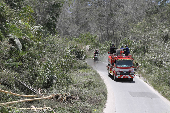 Kegiatan pembersihan lingkungan yang terdampak hujan abu vulkanik akibat erupsi Gunung Merapi di perbatasan Daerah Istimewa Yogyakarta dan Jawa Tengah antara lain dilakukan di SD Negeri 1 dan 2 Tlogolele serta sekolah taman kanak-kanak di desa itu.