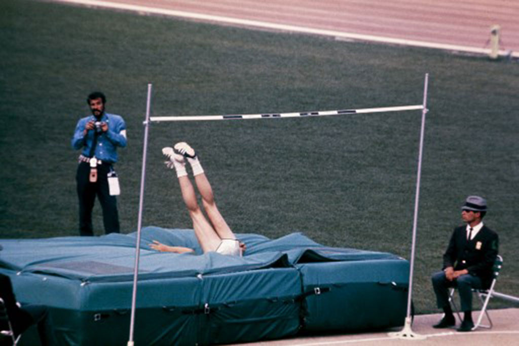Sebelum Olimpiade Mexico City 1968, semua atlet lompat tinggi melompat dengan cara berguling ke depan atau ke samping ketika melewati mistar. Fosbury mengubah pendekatan konvensional itu dengan cara melompat terbalik dan punggung terlebih dahulu untuk memenangi emas Olimpiade tahun itu dengan catatan lompatan setinggi 2,24m.