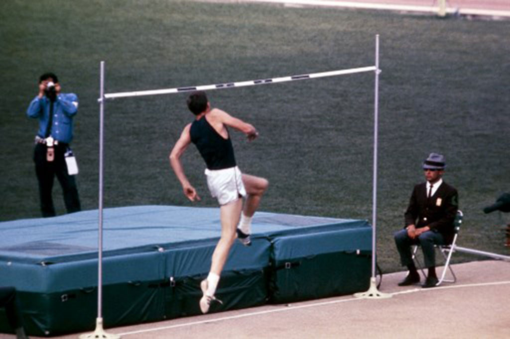 Legenda dunia atletik Dick Fosbury, yang merevolusi cabang olahraga lompat tinggi dengan gaya khasnya 'Fosbury flop', meninggal dunia di usia 76 tahun.