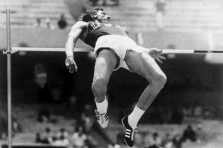 Lahir di Portland, Oregon pada 6 Maret 1947, Fosbury menjadi salah satu atlet paling berpengaruh dalam sejarah atletik karena mengembangkan pendekatan yang berbeda dalam melompat.