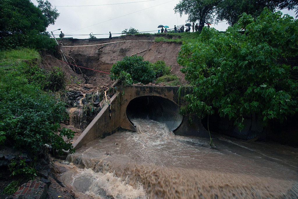 Malawi menanggung beban paling berat, menghitung sedikitnya 99 kematian setelah tanah longsor menghanyutkan rumah dan penghuni yang sedang tidur. 