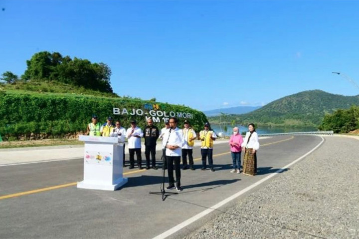 Jalan sepanjang 25 km yang dikerjakan oleh Kementerian Pekerjaan Umum dan Perumahan Rakyat dengan anggaran Rp481 miliar tersebut, harap Presiden, dapat dimanfaatkan untuk pengembangan Labuan Bajo menjadi lebih baik.