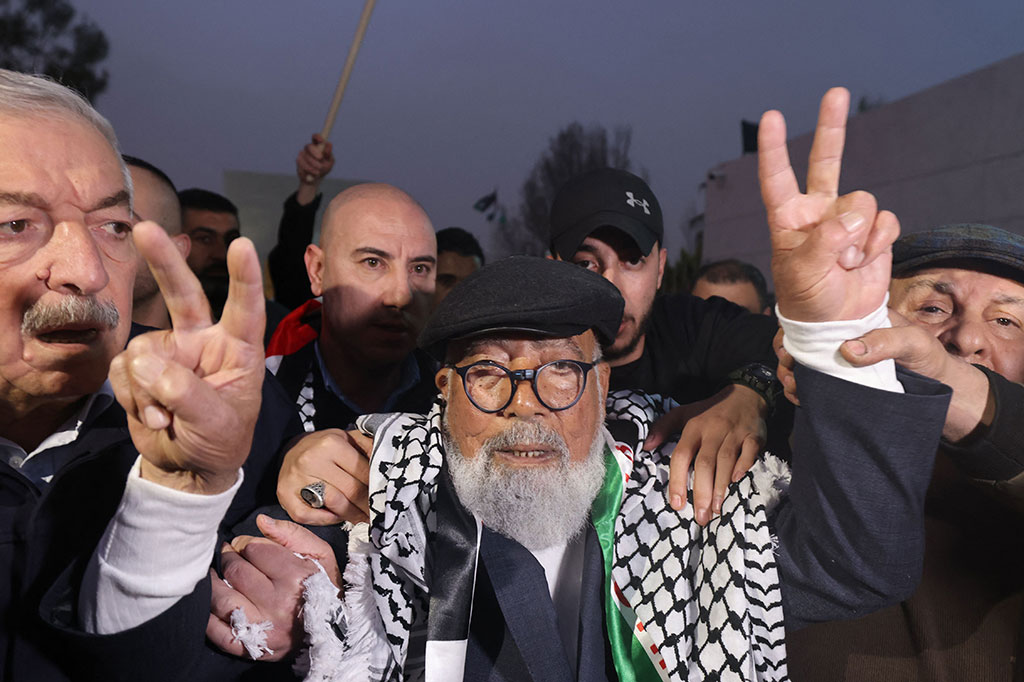Tahanan Palestina tertua di penjara Israel dibebaskan pada Senin, 13 Maret 2023 waktu setempat, setelah menjalani hukuman 17 tahun karena penyelundupan senjata.