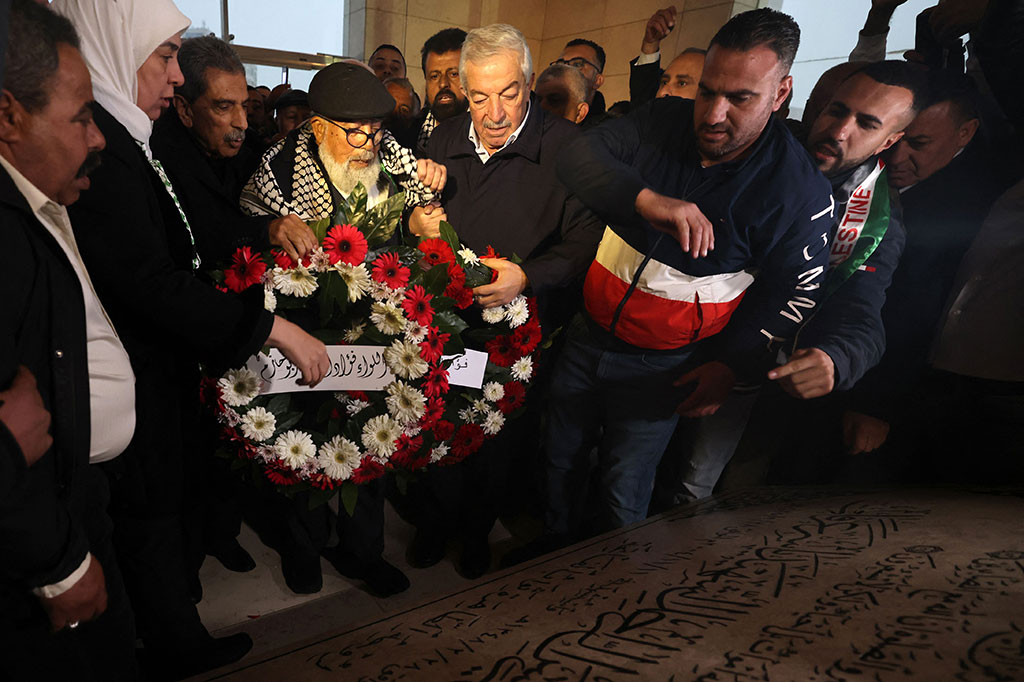 Ketika Shubaki tiba di Ramallah di makam mendiang pemimpin Palestina Yasser Arafat, yang merupakan sekutu dekatnya, para pejabat Palestina berdesak-desakan untuk mendekati pria berusia delapan tahun yang mengenakan keffiyeh Palestina tersebut.